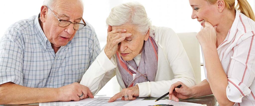 Ett pensionärspar får rådgivning av en pensionsrådivare.